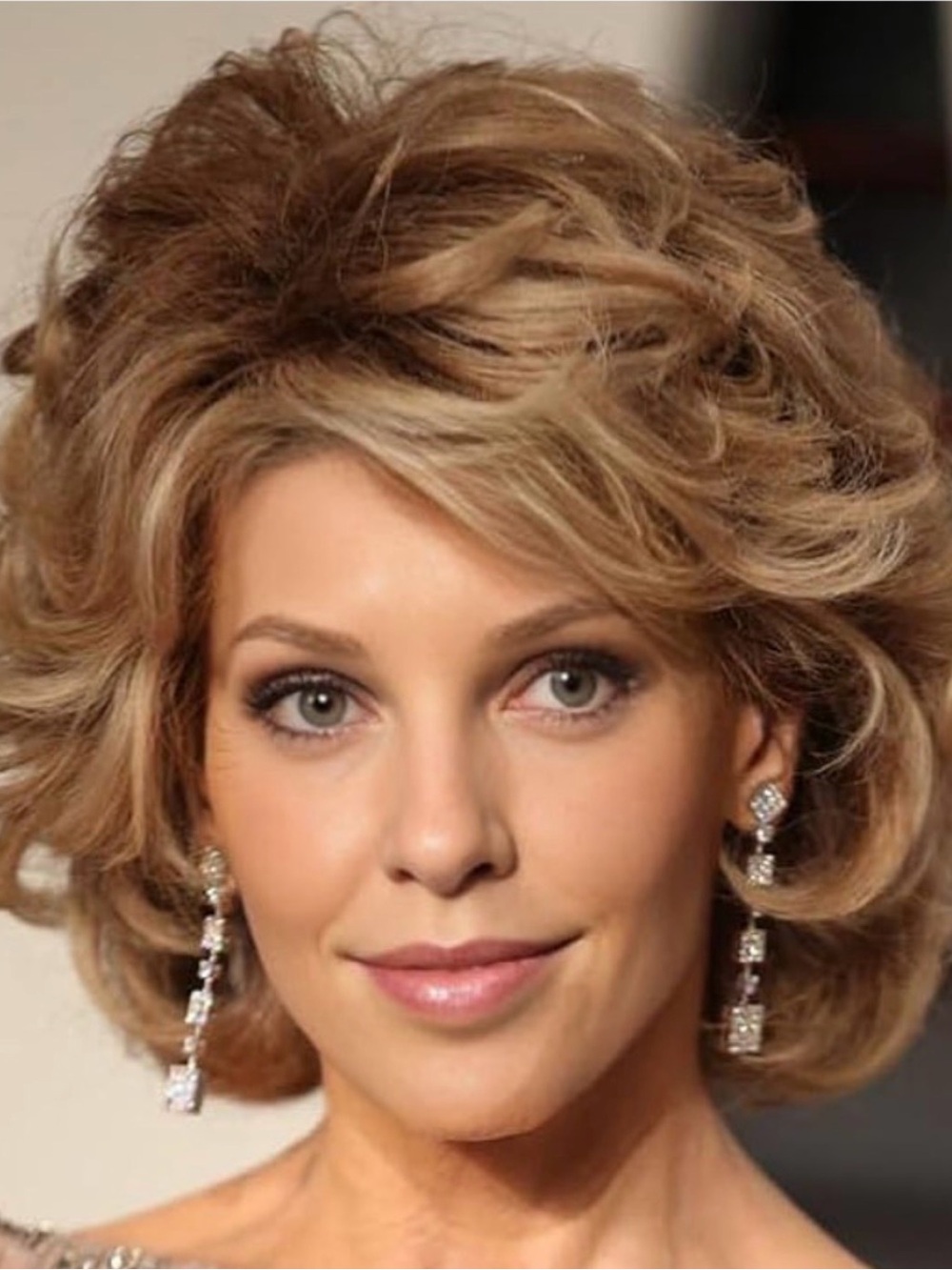 Short Layered Elegant Wig in Blonde - Lightweight Style